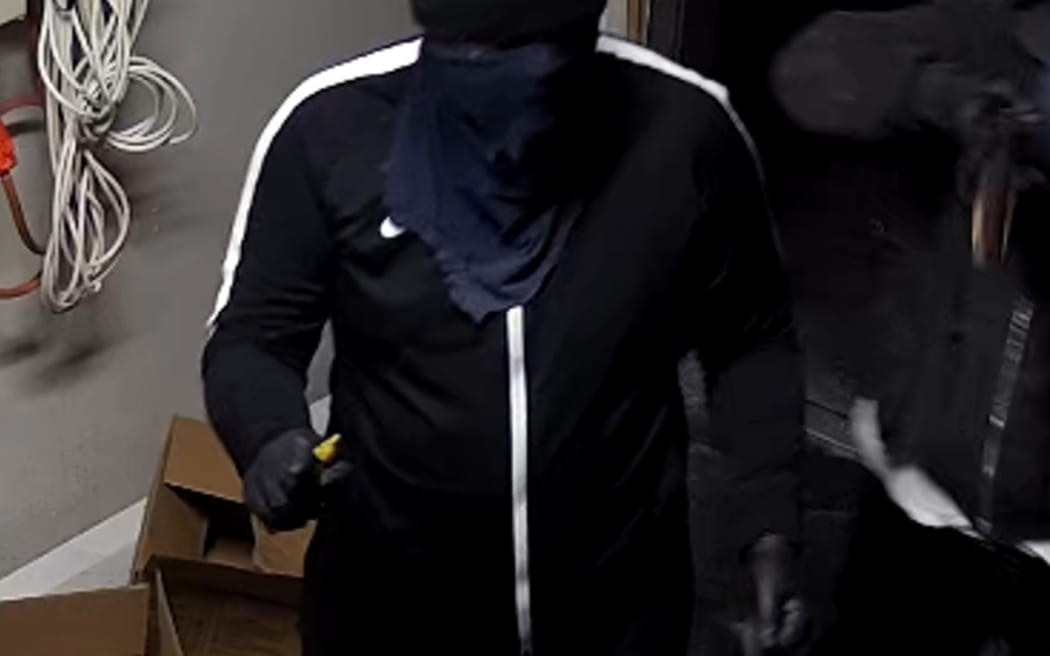 One offender was wearing a black beanie, a dark coloured sweatshirt, long pants, and a blue cloth covering their face.