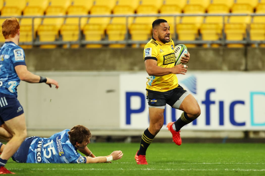 Ngani Laumape makes a break, Hurricanes v Blues. Super Rugby Aotearoa, Sky Stadium, Wellington, New Zealand, Saturday 18 July 2020.