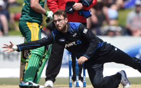 Daniel Vettori attempts to take a catch. New Zealand Black Caps and South Africa, Bay Oval, Mount Maunganui. 2014.