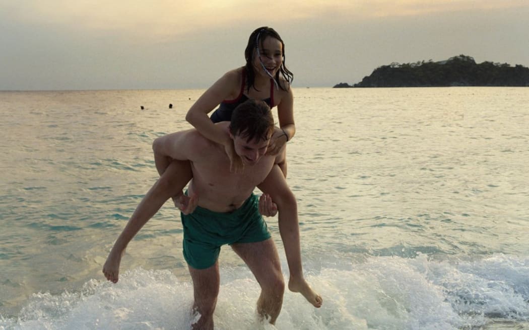 Paul Mescal and  Frankie Corio in Aftersun.