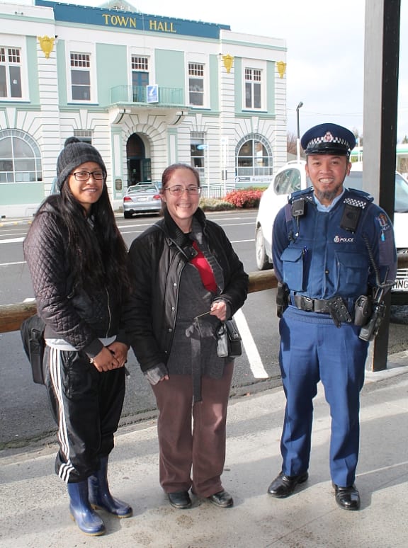 Taihape locals Etaine and her daughter with Constable Abu.
