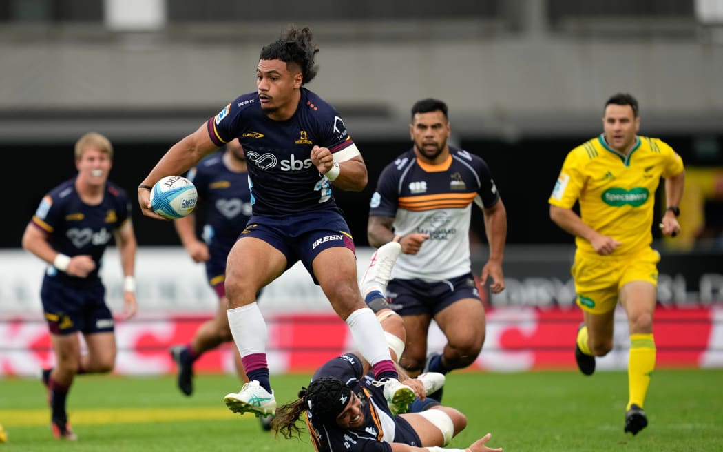 Tanielu Tele’a on the charge.