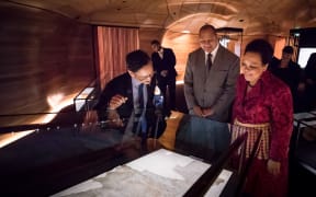 Chief Archivist Richard Foy discusses the preservation of Te Tiriti o Waitangi The Treaty of Waitangi with King Tupou VI and Queen Nanasipau’u of Tonga, inside the document room at He Tohu.