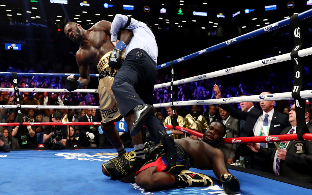 德翁泰·維爾德 (Deontay Wilder) 擊倒貝爾曼·斯蒂文 (Bermane Stiverne)。