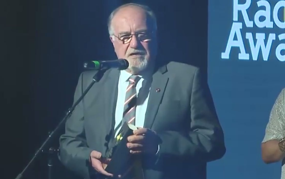 Glenn Smith receiving the Sir Paul Holmes award for Radio Broadcaster of the Year on behalf of 1XX.