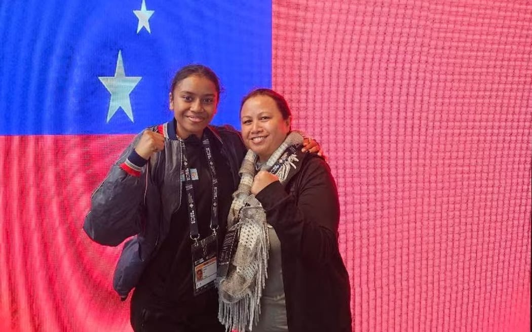 Jasmine with her mother and Fiji Boxing team's manager Beulah Daunakamakama(The Fiji Amateur Boxing Association (FABA))