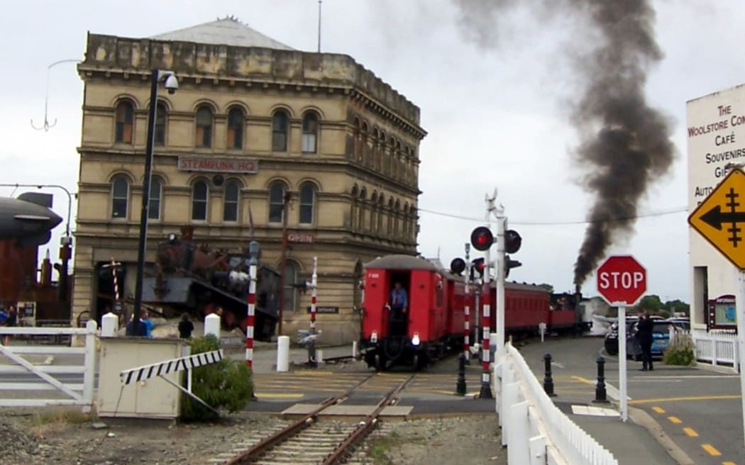 The volunteer-run Oamaru Steam and Rail Restoration Society has operated vintage trains around Oamaru's Victorian precinct and the harbour since the 1980s.