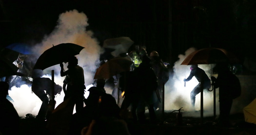 Protesters are shot tear bombs by police near Hong Kong Polytechnic University in Hong Kong on November 18, 2019 before dawn. The clash continued all night. ( The Yomiuri Shimbun )