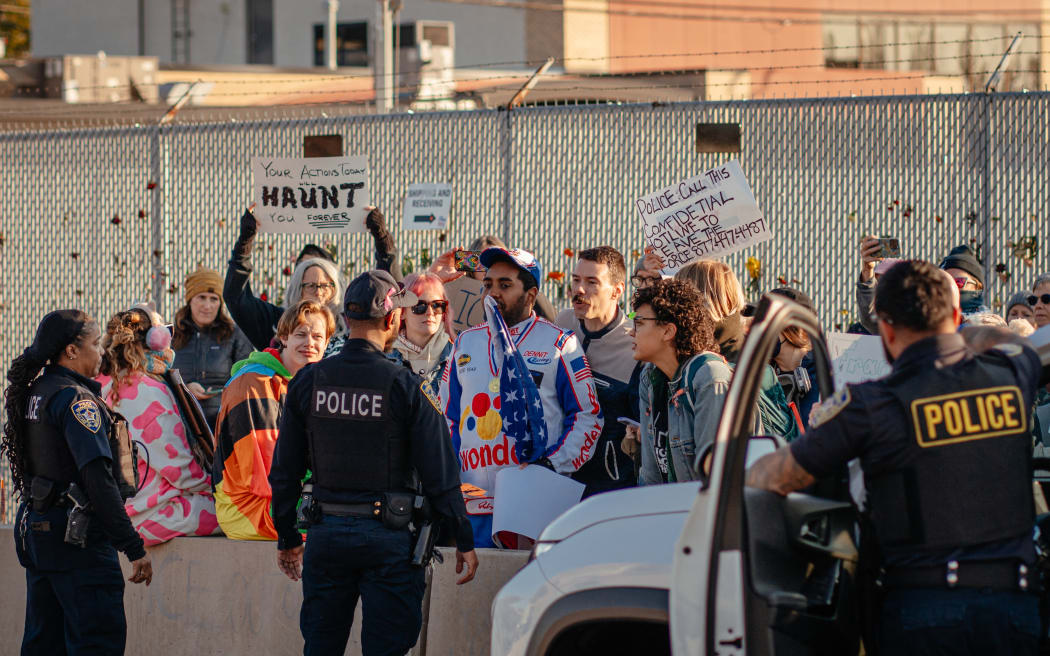 BROADVIEW, ILLINOIS - OCTOBER 31: Local police officers confront a demonstrator after repeatedly asking him not to stand on the concrete barriers that mark the "free speech zone" for protests outside the Immigration and Customs Enforcement processing and detention facility on October 31, 2025, in Broadview, Illinois. Demonstrators gather almost daily in varying group sizes to protest President Donald Trump's administration's "Operation Midway Blitz," an ongoing immigration enforcement surge across the Chicago region.   Jamie Kelter Davis/Getty Images/AFP (Photo by Jamie Kelter Davis / GETTY IMAGES NORTH AMERICA / Getty Images via AFP)