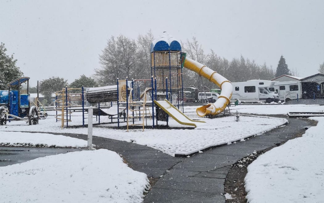 Snow is settling in Lumsden, Southland with some thick flurries falling on 27 October 2023.