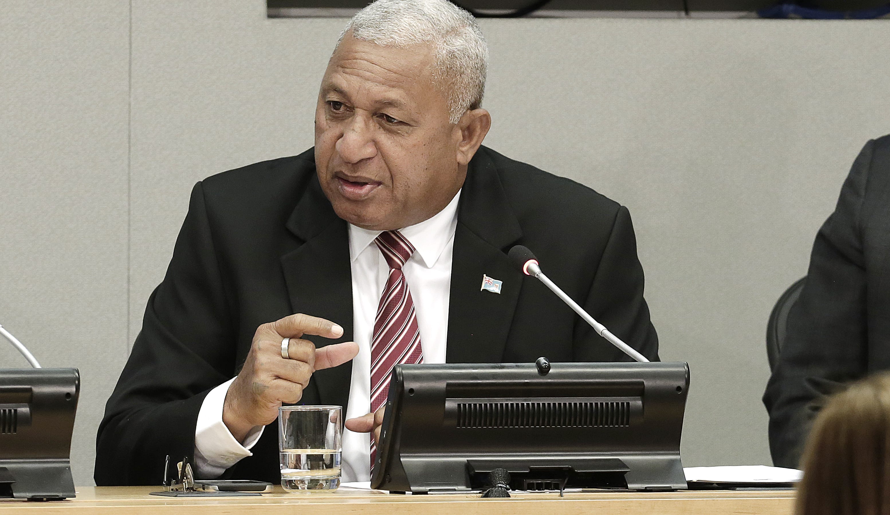 Josaia Voreqe Bainimarama (left), Prime Minister of the Republic of Fiji, briefs journalists on the "Implementation of the Paris Agreement - Consequences for the Humanitarian Summit and the 2030 Development Agenda". Peter Thomson (right), Permanent Representative of Fiji to the UN.