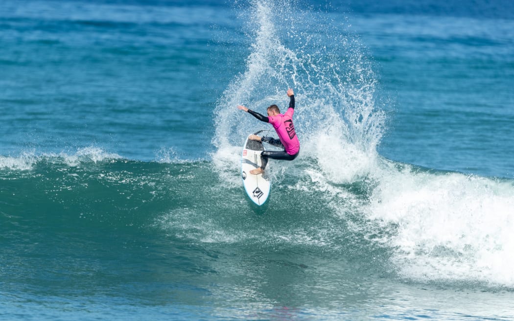 Daniel Far surfing, Taranaki.