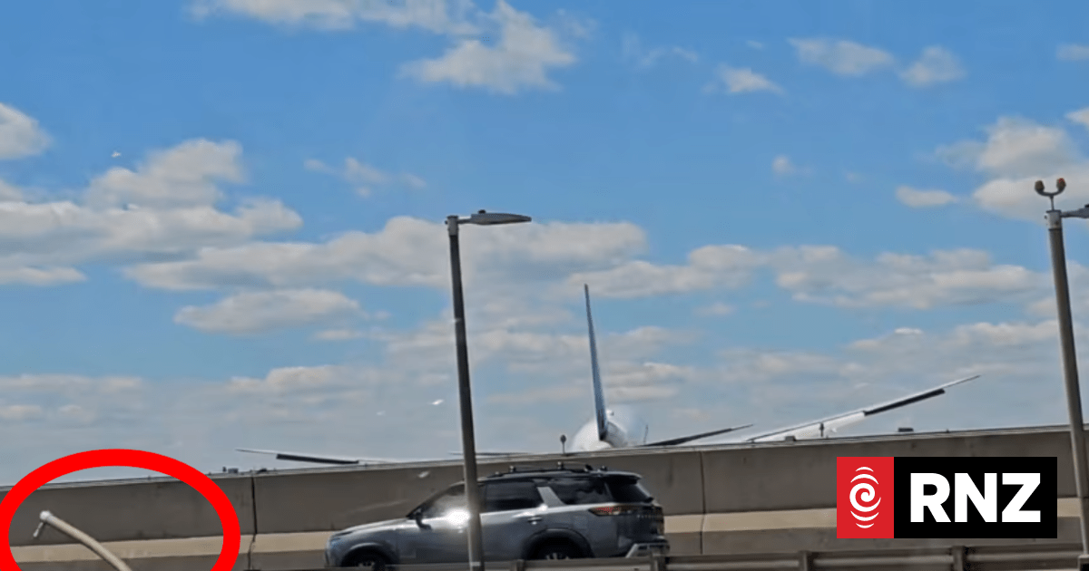 United Airlines Boeing 767 Strikes Light Pole and Truck on New Jersey Turnpike During Landing, Injuring Driver