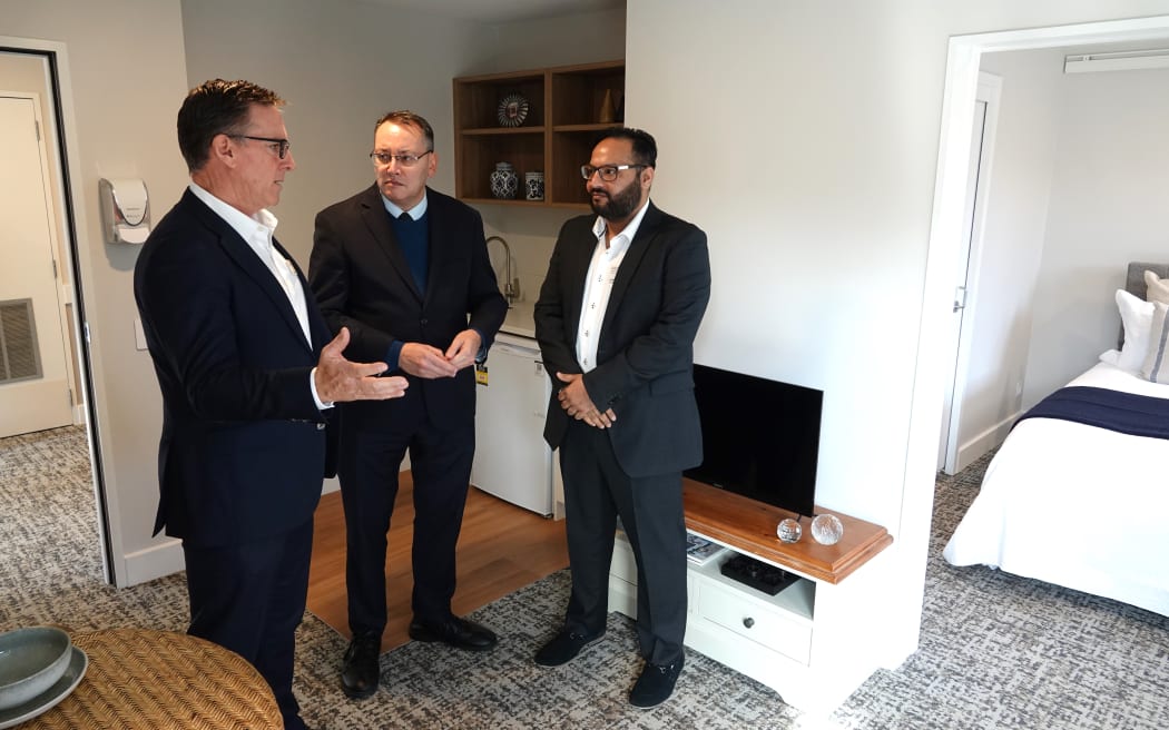 Health Minister Shane Reti, centre, checks out one of the Oakridge Villas care centre suites with Metlifecare chief executive Earl Gasparich and regional clinical manager Baljeet Singh. Photo: RNZ/Peter de Graaf