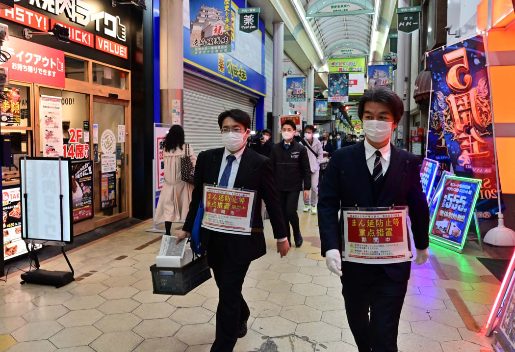 Osaka City health officials probe prevention measures at restaurants in Osaka City on April 5.