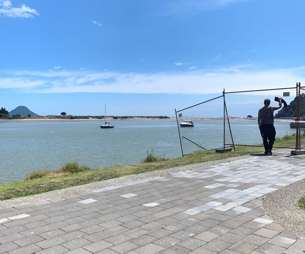 Tipene Maangi's father staring at White Island from the cordon.