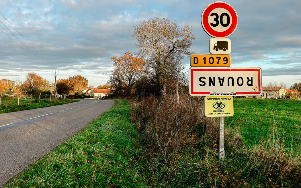 France, Rouans, 2023-11-22. Signpost indicating the entrance to the town turned upside down. Action We re walking on our heads, led by the Young Farmers and the National Farmers Union against the accumulation of government restrictions on agriculture, notably for environmental reasons. Photograph by Maylis Rolland / Hans Lucas.
France, Rouans, 2023-11-22. Panneau de signalisation indiquant l entree de la commune retourne. Action On marche sur la tete, menee par les Jeunes Agriculteurs et la FNSEA contre l accumulation de contraintes, notamment environnementales, imposees par le gouvernement. Photographie par Maylis Rolland / Hans Lucas. (Photo by Maylis Rolland / Hans Lucas / Hans Lucas via AFP)
