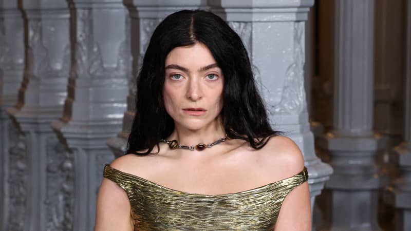 Lorde (Ella Marija Lani Yelich-O'Connor) wearing Versace SS26 RTW arrives at the 14th Annual LACMA (Los Angeles County Museum of Art) Art + Film Gala 2025 presented by Gucci held at the Los Angeles County Museum of Art in Museum Row, Miracle Mile, Los Angeles, California, United States.