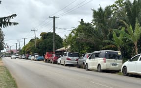 Cars queue for petrol on Tonga's main islands as the country grapples with fuel shortage. Photo: RNZ Pacific/ Teuila