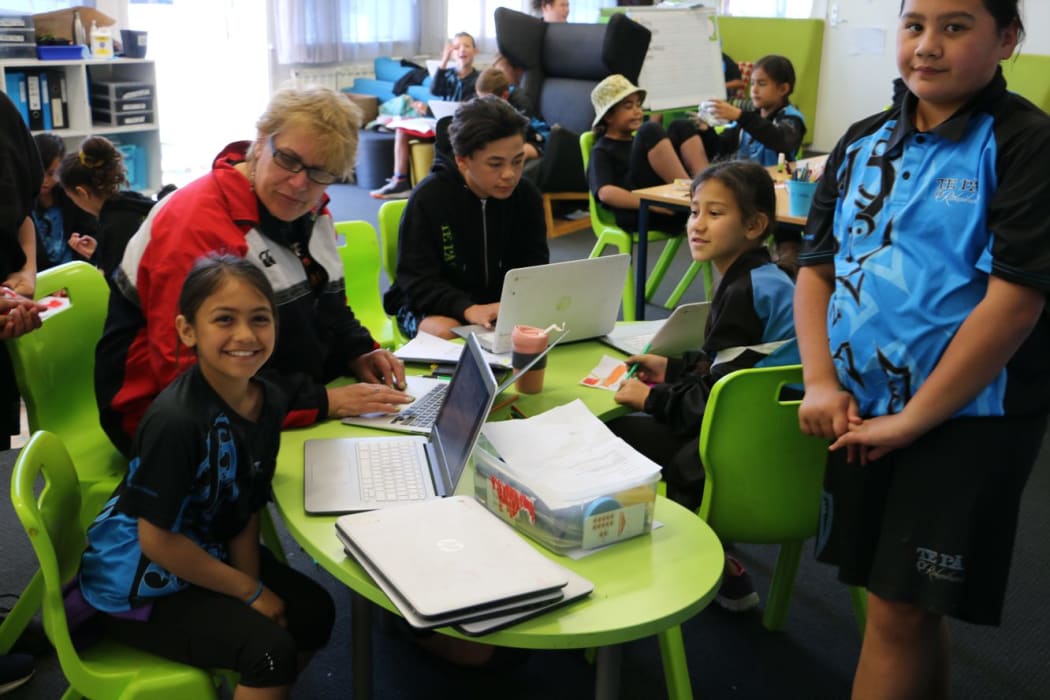 Pukaki tamariki writing letters to their whānau.