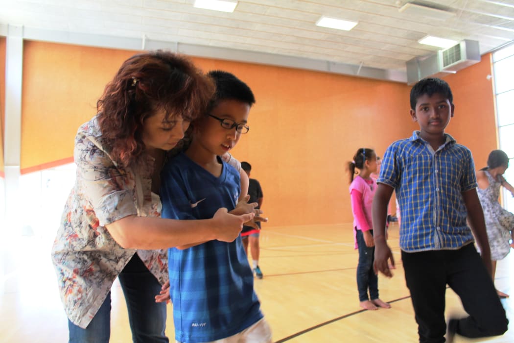Children discover Chinese dance