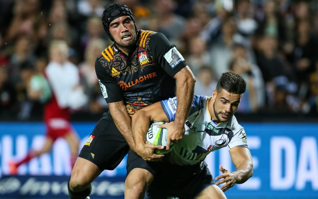 Charlie Ngatai and Ryan Louwrens compete for the ball.