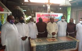 West Papuan Catholic Priests have appealed to Indonesian security forces and Papua's pro-independence guerilla fighters to step back from armed conflict and enter dialogue.