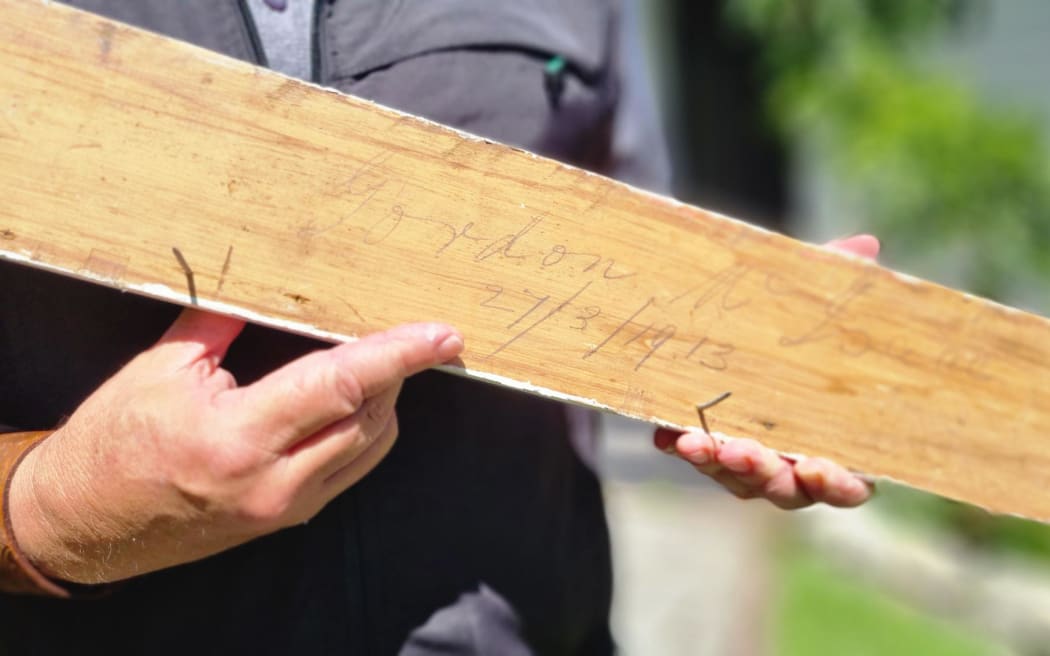 The architraving signed by builder Gordon McIsaac in 1913.