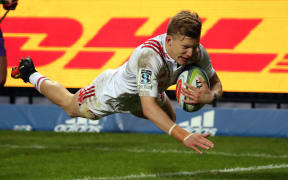 Damian McKenzie scores for the Chiefs.
