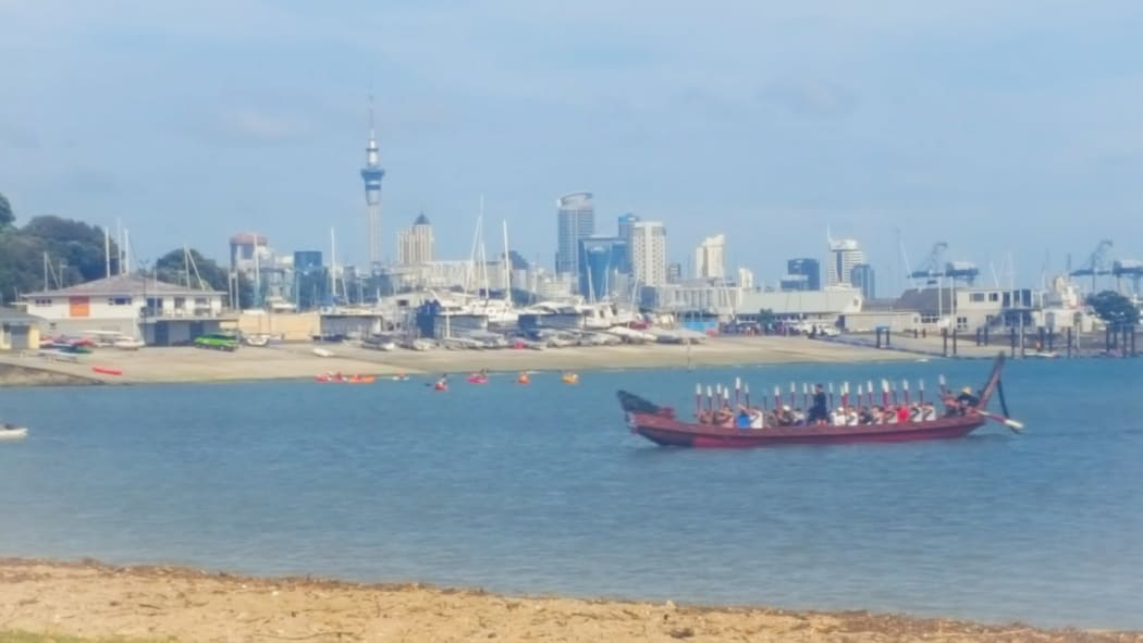 Ngāti Paoa's waka Te Kotuiti 2 arrives at Okahu Bay to sign a contract with Ngāti Whātua signaling peace.