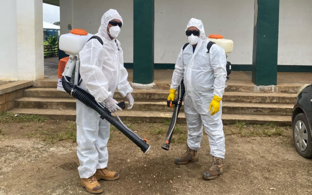 A dengue outbreak was declared in Tonga on 19 February. Google translate of caption: While visiting areas confirmed to be infected with the Mofi Tengi virus, outside staff of the Ministry of Health or Health Inspectors are visiting houses to reduce the number of mosquitoes. easily injured by this fokoutua.
During the shooting, [spraying] schools that have already had students infected with Mofi Tengi and schools that are vulnerable to Mofi Tengi.