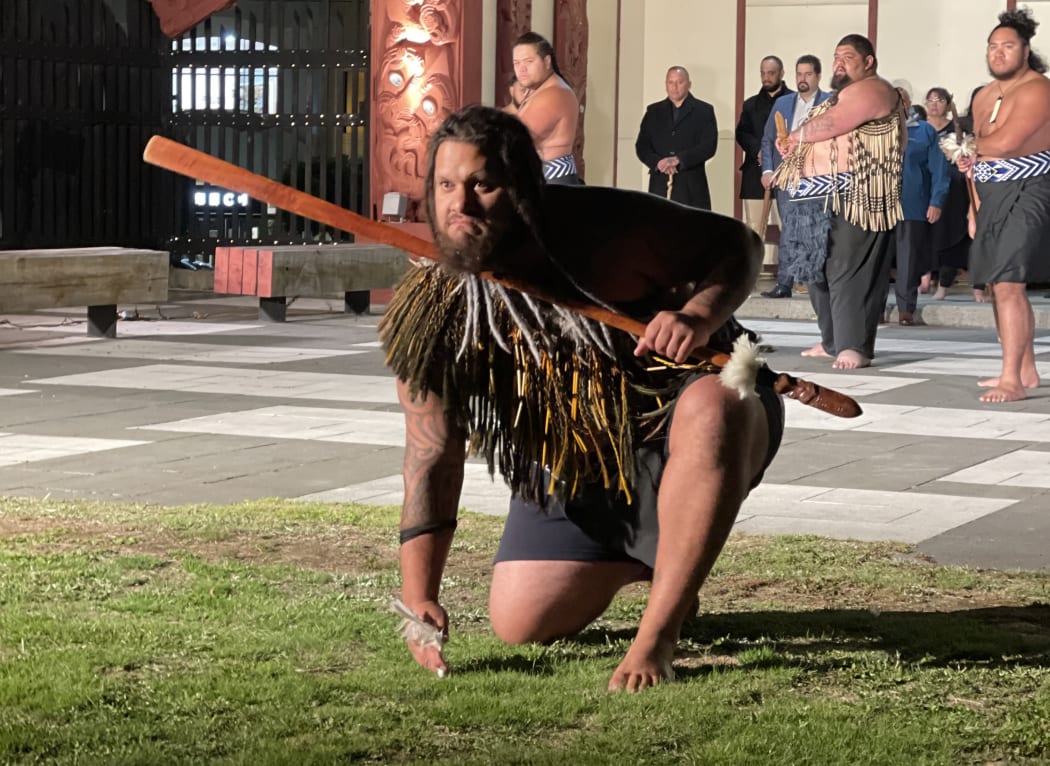 The laying of the raukura.
