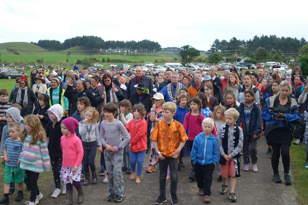 Children lead the 500-strong hikoi onto Parihaka.