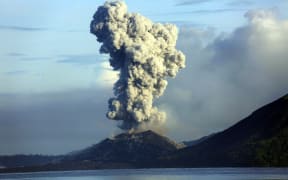 Smoke and ash fills the air as Mount Tavurvur erupts in Rabaul in eastern Papua New Guinea on August 30, 2014. A volcano which has erupted in Papua New Guinea was on August 30 spewing fragments from its crater and rumbling loudly, but its activity appeared to be subsiding, a seismologist said. Mount Tavurvur, which destroyed the town of Rabaul when it erupted simultaneously with nearby Mount Vulcan in 1994, came to life again early Friday, with rocks and ash erupting from its centre. AFP PHOTO/ NESS  KERTON (Photo by Ness Kerton / AFP)