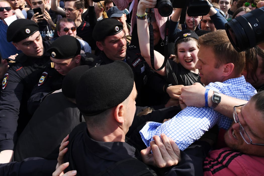 Russian riot police officers detain opposition leader Alexei Navalny during an unauthorized anti-Putin rally on May 5, 2018 in Moscow, two days ahead of Vladimir Putin's inauguration for a fourth Kremlin term.
 / AFP PHOTO / Kirill KUDRYAVTSEV