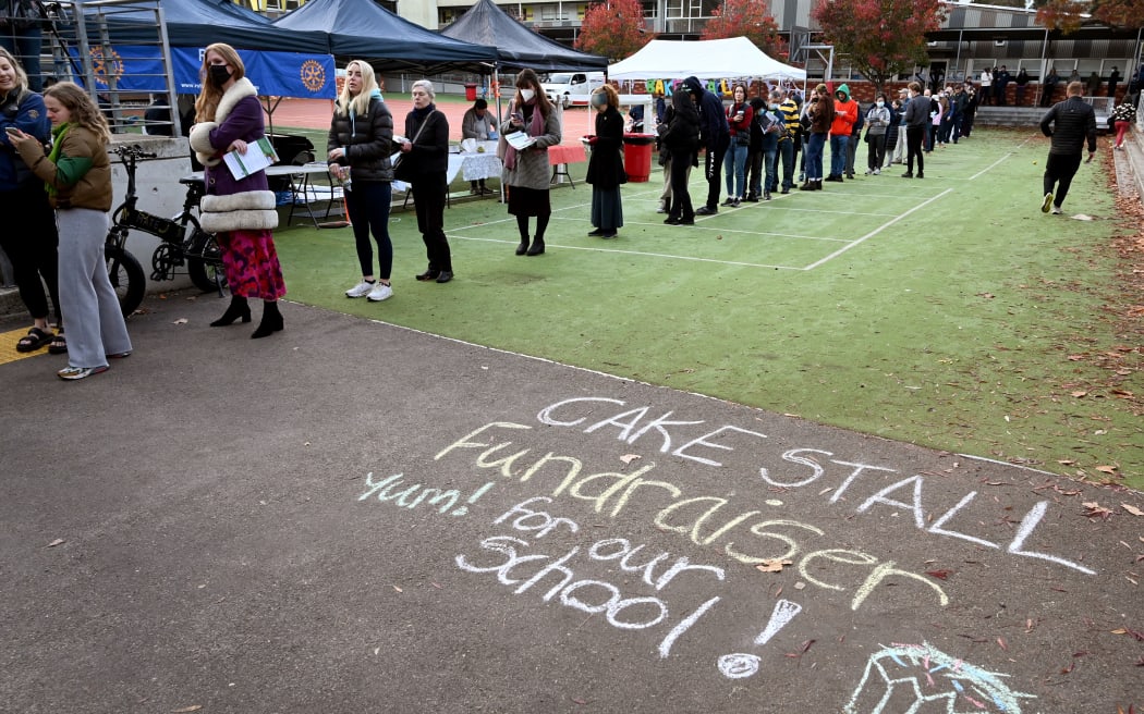 People queue to cast their votes during Australia's general election at a polling station in Melbourne on May 21, 2022. (Photo by William WEST / AFP)