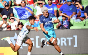 Moana Pasifika's Lotu Inisi scores a try.