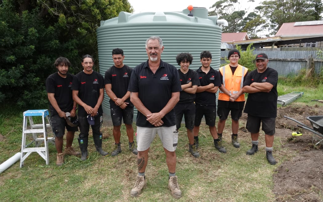 Site supervisor Rob Purchase, centre, with Tupu Plumbing tauira (students) and kaimahi (workers).