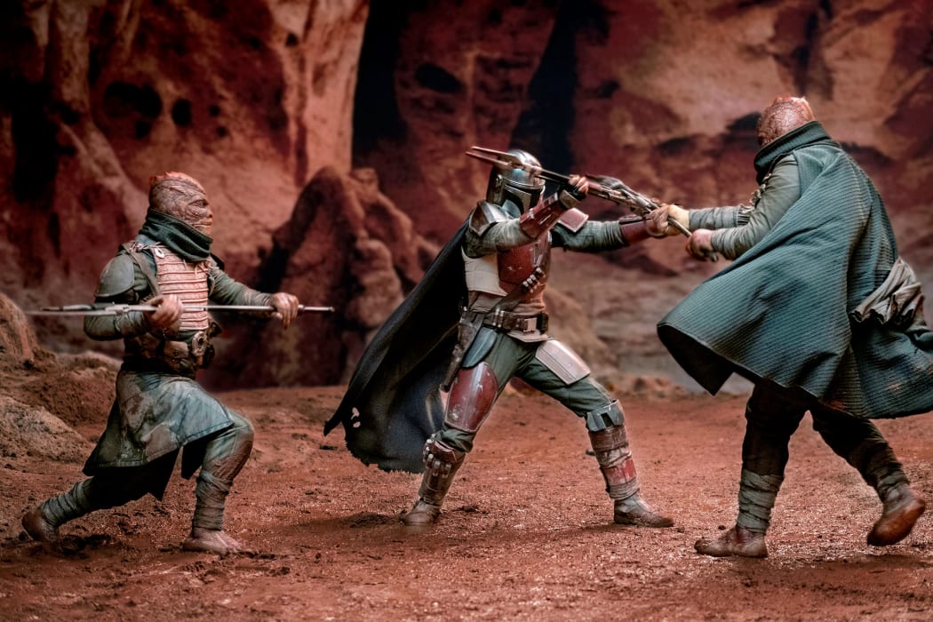 The Mandalorian (Pedro Pascal) and the Trandoshans