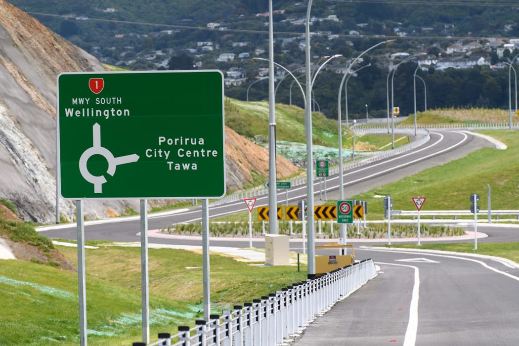 Directional signs at Kenepuru interchange, Transmission Gully