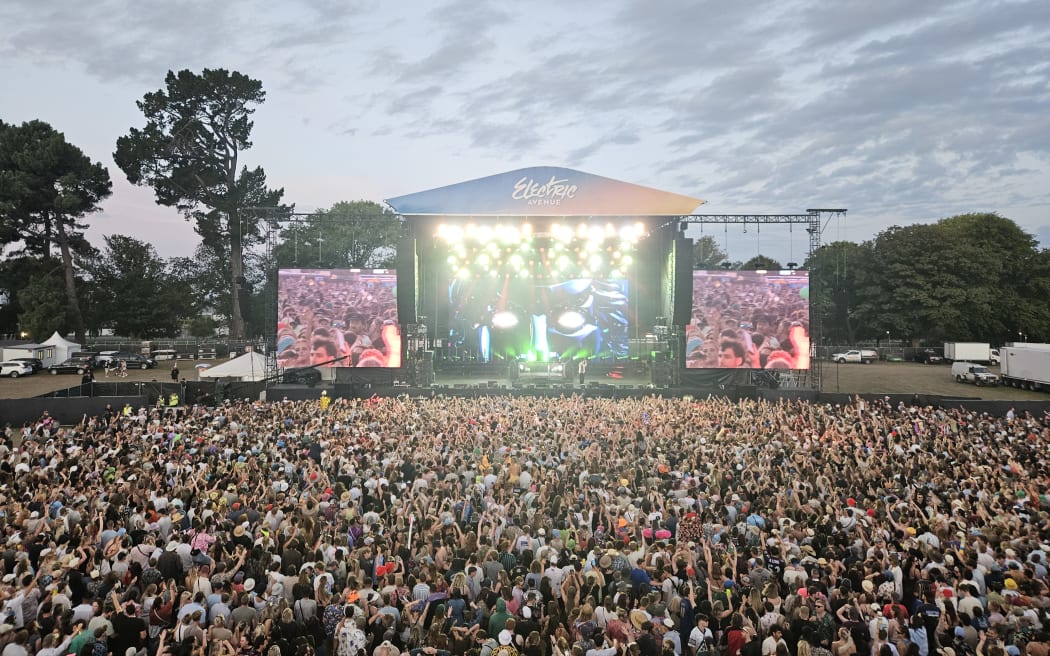 A australiana de roupas eletrônicas Peking Duk foi um dos maiores cartões de coleta do palco principal no sábado