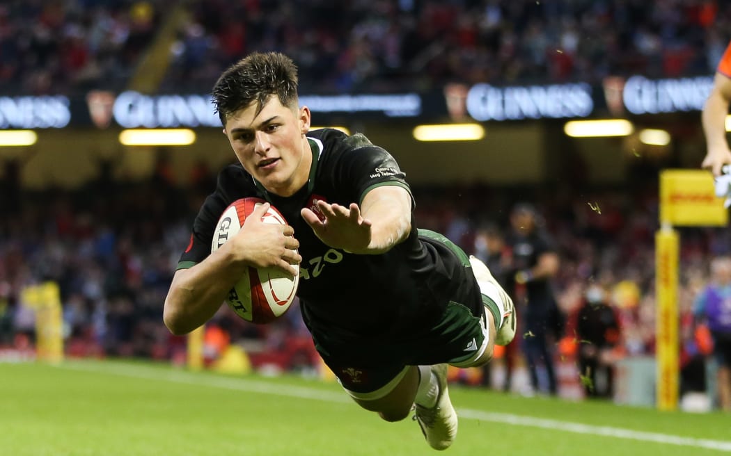 Star winger shocks Wales rugby with American Football switch | RNZ News
