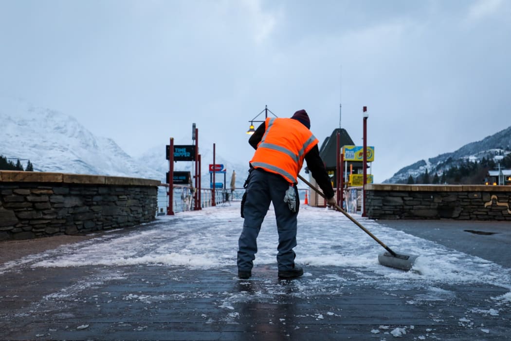 South Island residents are waking up to a white blanket of snow as a cold blast works its way up the country.