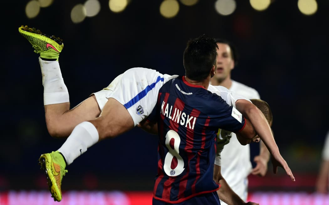 Auckland City's English defender John Irving vies with San Lorenzo's midfielder Enzo Kalinski.