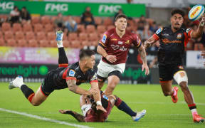Quinn Tupaea and Chiefs Emoni Nawara combine for the Chiefs.