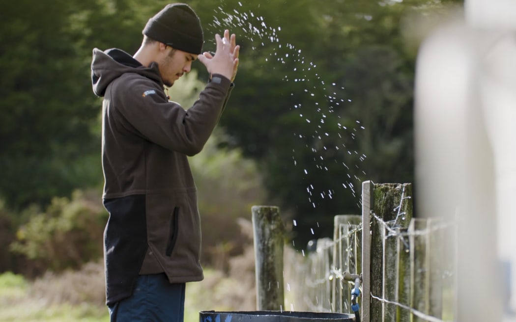 Kahana cleansing himself with wateroutside urupā