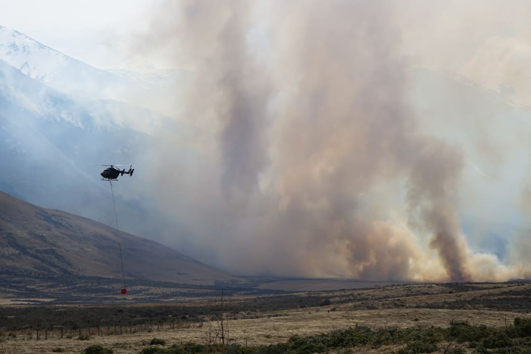 A helicopter takes part in the fight against the Lake Ohau fire