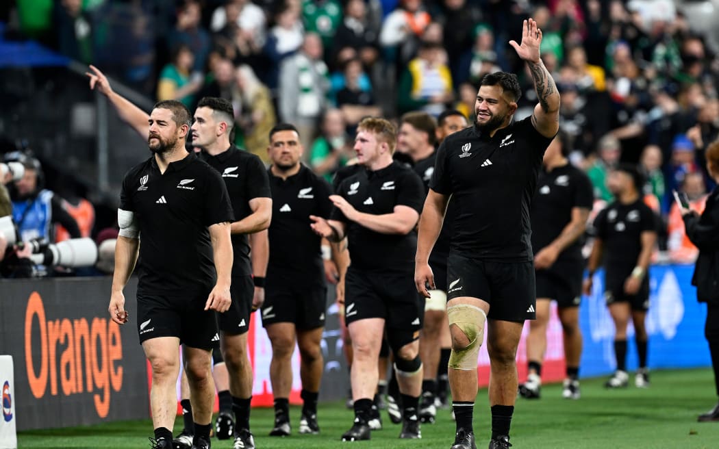 New Zealand players thank fans after winning Rugby World Cup France 2023, Ireland v New Zealand All Blacks Quarter Final match at Stade de France, Saint-Denis, France on Saturday 14 October 2023. Photo credit: Andrew Cornaga / www.photosport.nz