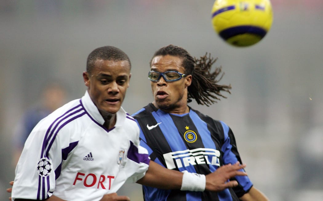 Inter Milan's Dutch midfielder Edgar Davids (R) vies with Anderlecht's defender Vincent Kompany.