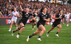 Portia Woodman-Wickliffe scores for the Black Ferns.